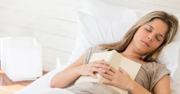 Femme qui s'est endormie en lisant un livre