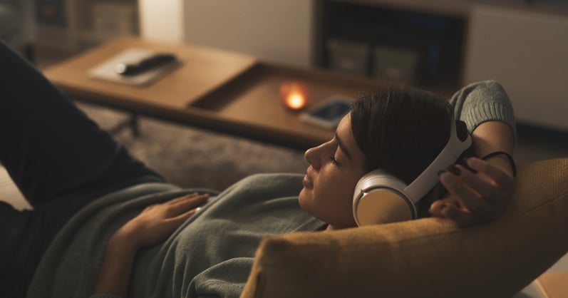 Femme dormant avec ses écouteurs