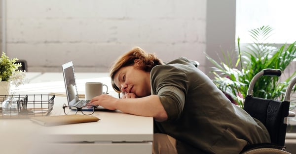 Femme dormant au bureau